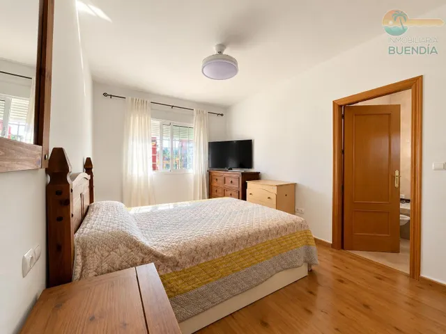 CHALET CON PISCINA EN EL PARETON — 11