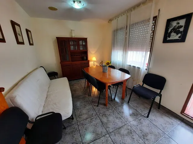 Casa esquinera, de 3 dormitorios, terraza, azotea. Dispone de 2 locales comenrciales. MUY CÉNTRICA — 34