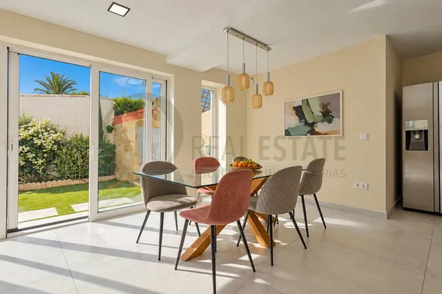 Espectacular chalet de esquina de diseño contemporáneo junto a la Playa de Muchavista — 12