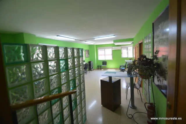 ¡¡ GRAN OPORTUNIDAD PARA NEGOCIO !! Local en entresuelo próximo al Colegio Santo Domingo en Orihuela, 30 m2. construidos, ideal para despacho de Abogado y/o Procurador. — 7