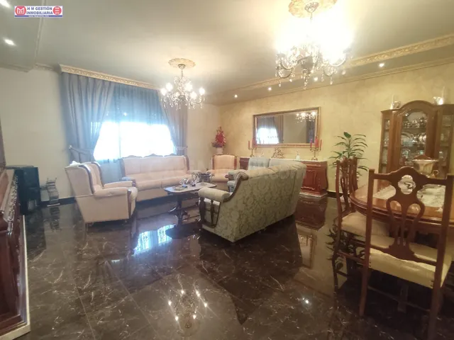 AMPLÍSIMA CASA CON DOS PLANTAS MAS BUHARDILLA, PATIO DE 320  - foto 4
