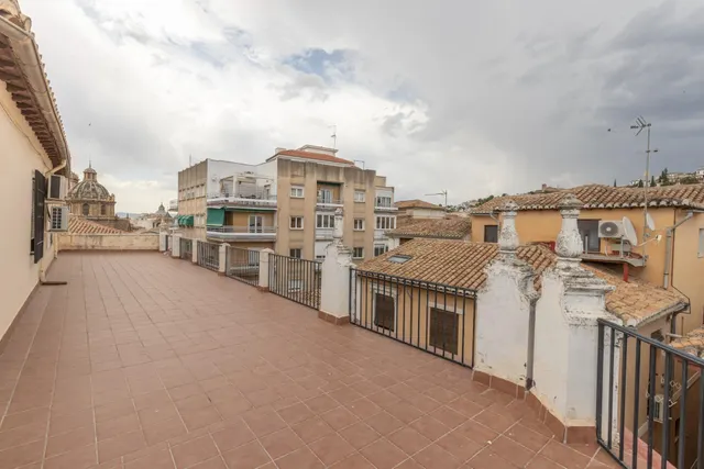 Oportunidad única en pleno corazón de Granada: luminosidad, ubicación y un enorme potencial de transformación — 33