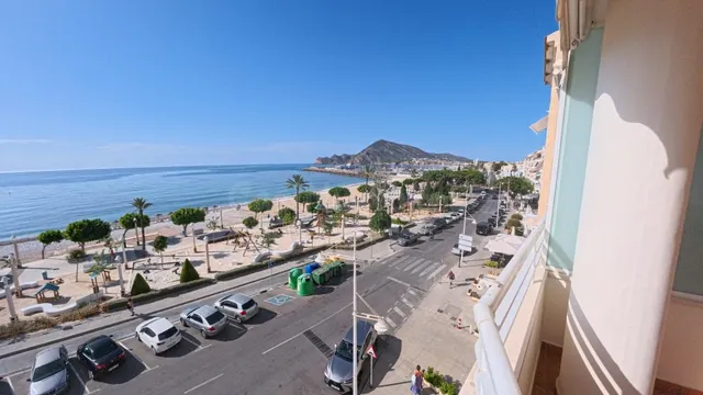 Piso de cuatro dormitorios con parking en primera línea de p - foto 3