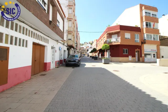 Amplio local comercial céntrico — 31