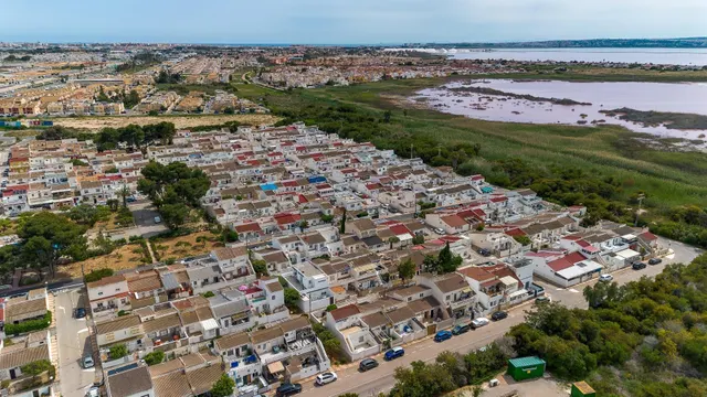 Casa con jardín en Torrevieja  sin comunidad, sin vecinos arriba — 19