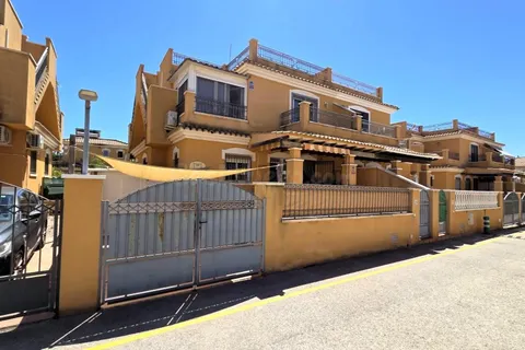 Casa adosada espaciosa y muy bien conservada (aprox. 94 m2 + terrazas) con pequeño jardín/terraza, aparcamiento en la parcela, balcón, amplia terraza en la azotea ¡y gran piscina comunitaria!