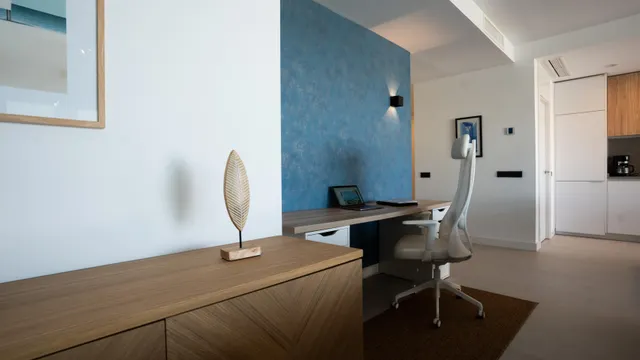 Apartamento de 3 dormitorios a estrenar, totalmente amueblado y con vistas al mar en MedBlue, Marbella — 8