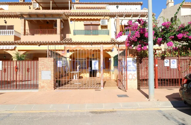 TRIPLEX DE 4 habitaciones, 3 BAÑOS, JARDIN Y SOLARIUM. A SOL