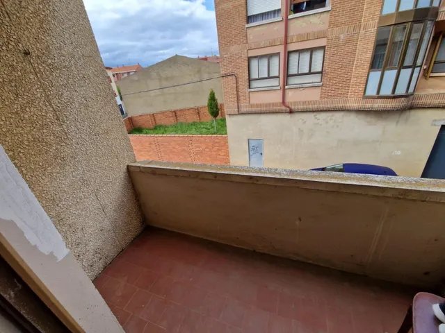 SE VENDE AMPLIO PISO DE TRES habitaciones EN VALENCIA DE DON JUAN, COCINA, SALÓN, BAÑO, DOS TERRAZAS — 15