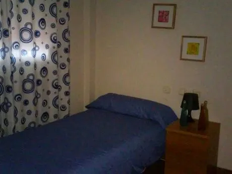 Piso de 2 habitaciones, salón, cocina y baño. Céntrico y completamente reformado. — 4