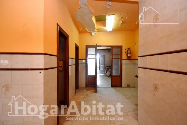 ESPACIOSA CASA CON LOCAL COMERCIAL, DOS TERRAZAS Y BALCÓN — 47