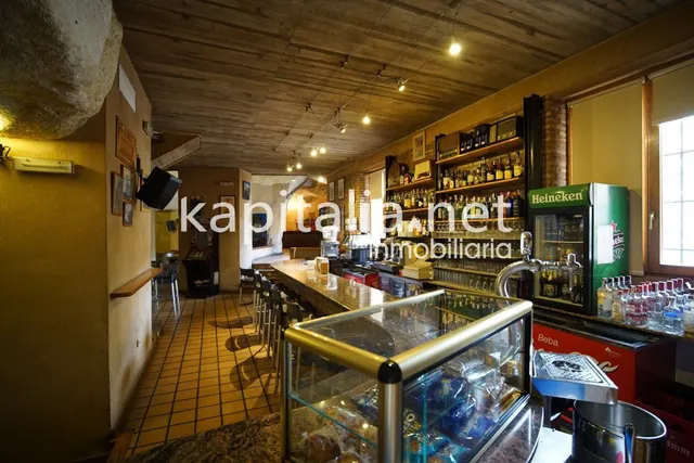 Bar en la emblemática población de Bocairent. — 7