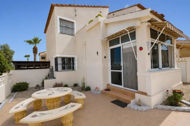 Encantadora vivienda de esquina con 2 dormitorios y orientac - foto 2