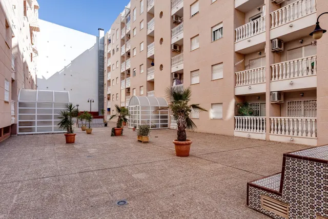Apartamento de 2 dormitorios con piscina comunitaria en Torrevieja — 31