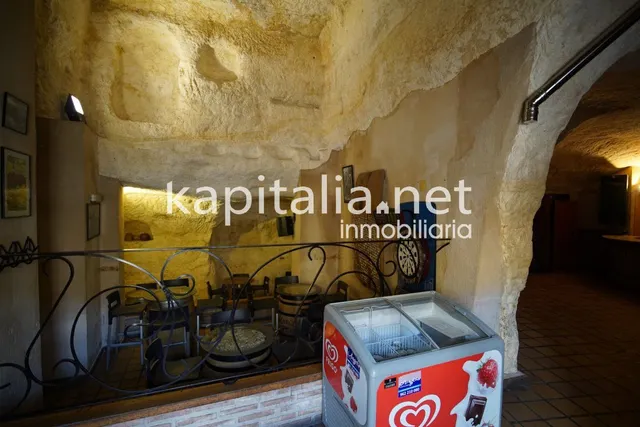 Bar en la emblemática población de Bocairent. — 24