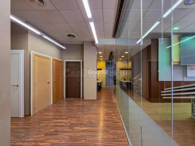 ? Amplio Local Esquinero de 300 m2 en Excelente Estado en La Nova Balàfia — 13