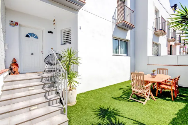 Casa adosada amueblada con terrazas, solárium, piscina comun
