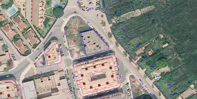 Edificio en obra parada en Llandells (Peñíscola) con proyecto para 39 viviendas y locales — 3