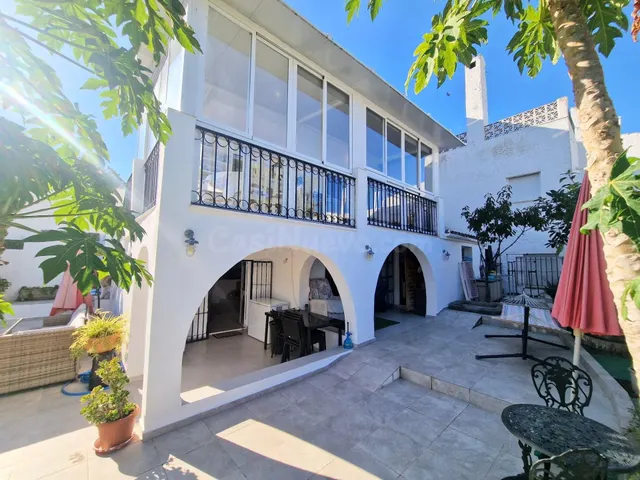 ¡Chalet Adosado en Estepona con Terraza en Azotea y Potencia