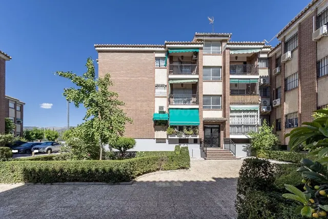Traumatología (zona). Piso 4 dormitorios, 2 baños. Calefacción central. Plaza de aparcamiento y trastero. — 2