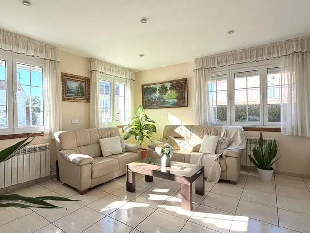 Casa con cuatro dormitorios, terrazas y amplio garaje en Oleiros — 8