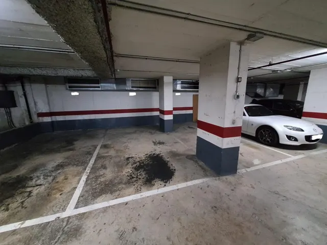 Plaza parking en complejo Mundet. — 3