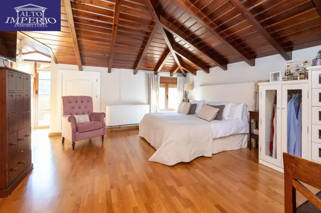 ESPECTACULAR CASA ADOSADA CON PISCINA INDEPENDIENTE — 24