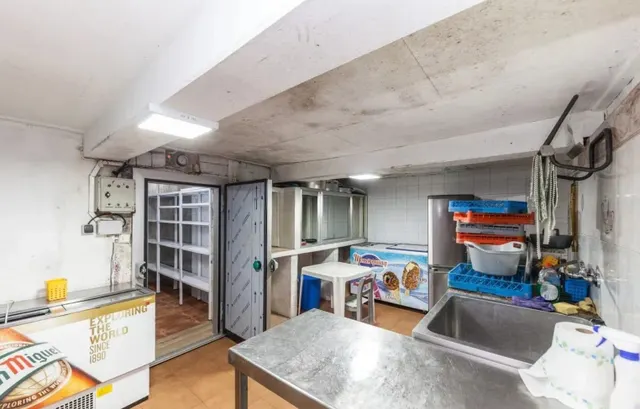 Vivienda con Restaurante listo para continuar la actividad, con cocina totalmente equipada — 13