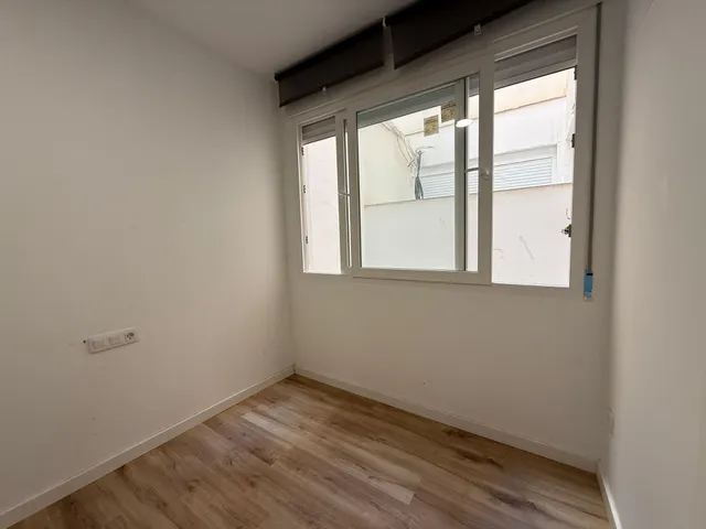 LOCAL COMERCIAL REFORMADO JUNTO AL PARQUE DEL TOSSAL – ZONA TRANQUILA Y BIEN COMUNICADA — 12