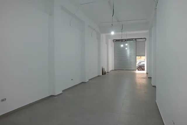 Local comercial muy amplio situado en la Calle Cardenal Benlloch. — 2