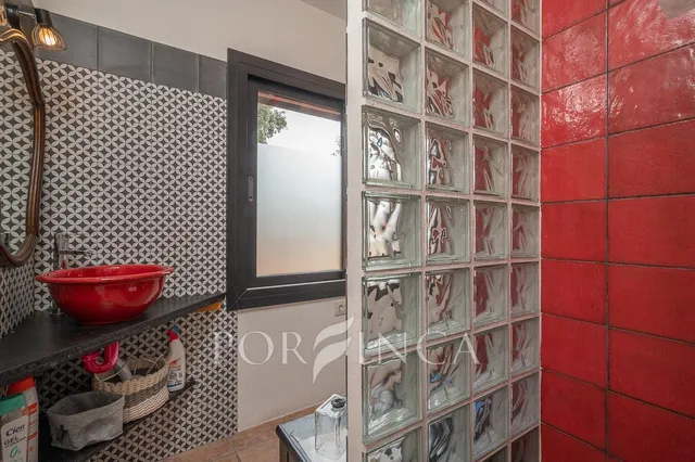 Villa con carácter de 5 dormitorios cerca de Palamós en un entorno verde. Piscina. — 23