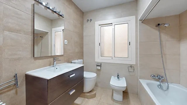 Vivienda en quinta planta con vistas panorámicas, luminosa, con 5 amplias habitaciones. — 41