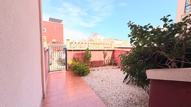 Bungalow en planta baja con jardín y piscina comunitaria en  - foto 2