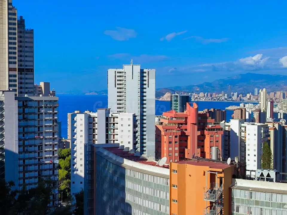 Amplio piso de 2 dorm. en la emblemática y moderna Torre Lugano - www.inmobiliarialesdunes.com