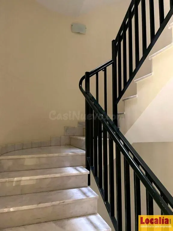 Oficina en edificio profesional en Torrelavega. — 13