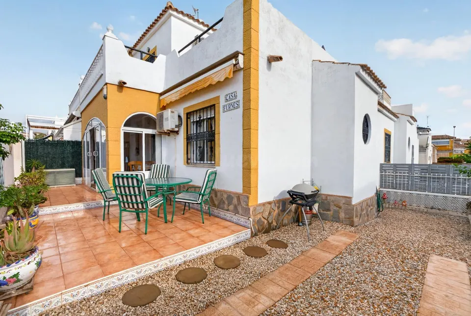 Serena V – Adosado tipo Quad con 3 dormitorios, jardín, piscina comunitaria y parking privado en Los Altos