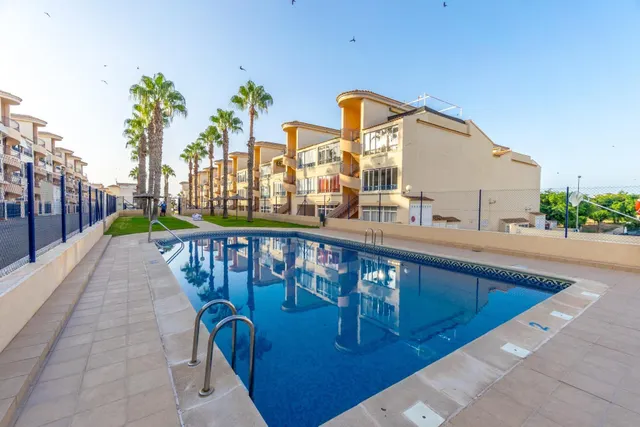 Villas Don Sancho V – Coqueto apartamento en planta baja con jardín, terrazas y piscina comunitaria. 2 dormitorios — 33
