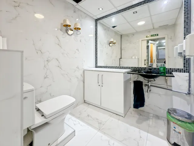 PLANTA BAJA EN LA MEJOR AVENIDA DE MARBELLA — 10