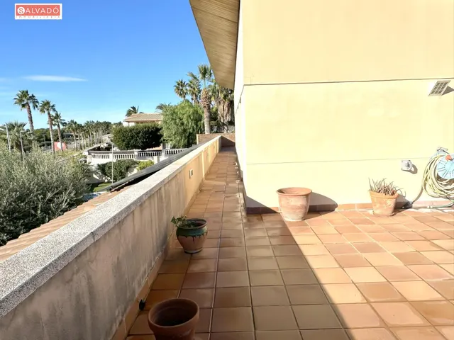 ¡CHALET ESQUINERO CON PISCINA PRIVADA Y VISTAS AL MAR EN EL MAS MEL! — 28