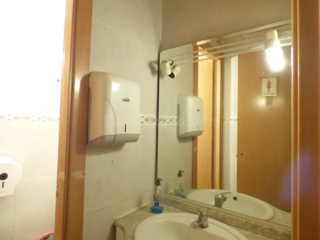 GRAN LOCAL CON DISTINTOS AMBIENTES EN VENTA EN EL CENTRO DE  - foto 4