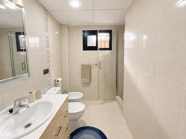 Ático dúplex con vistas frontales al mar y amplio solárium en Guardamar del Segura — 25