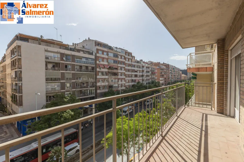 Piso con terraza y gran potencial junto a Camino de Ronda