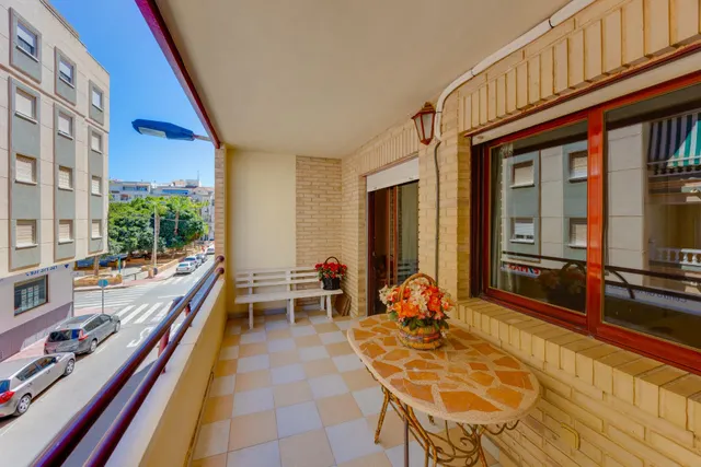 Gran piso de 4 dormitorios y dos baños en el corazón de Torrevieja, a menos de 500 metros del mar — 10