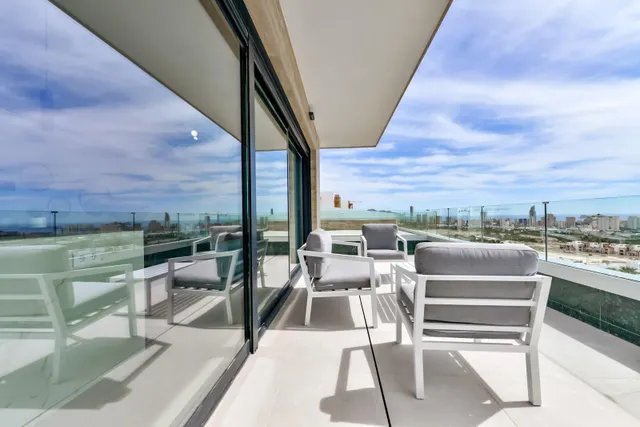 FABULOSO ÁTICO EN RESIDENCIAL DE LUJO CON VISTAS AL MAR EN FINESTRAT. — 39