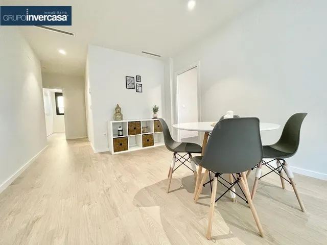 Vivienda seminueva con plaza de aparcamiento situada en Plaz - foto 2