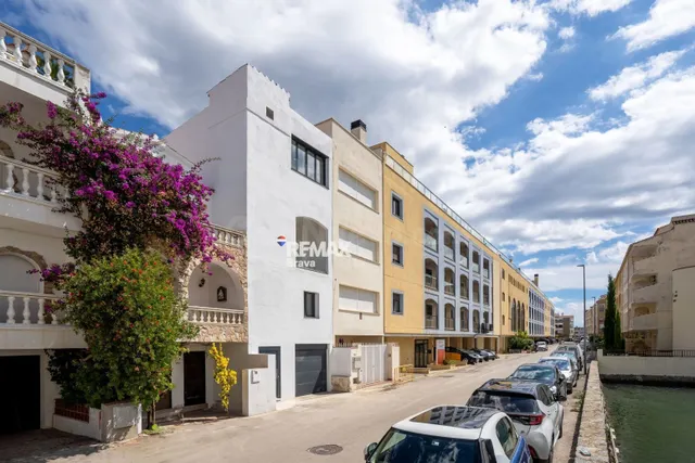 Empuriabrava | Propiedad premium con amarre de 14x4,5, ascen - foto 3