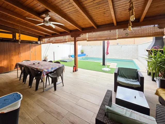 Precioso chalet adosado de 4 dormitorios con piscina privada y garaje en Carranque — 10