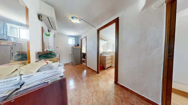CASA UNIFAMILIAR de 170m2 útiles sobre parcela de 265m2. Distribuido en sótano con bodega, salón, cocina, dos baños, cuatro habitaciones y buhardilla diáfana — 21
