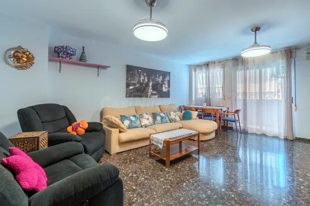 3 dormitorios, 2 baños, balcón con vistas despejadas y garaj