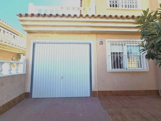 Amplia villa (aprox. 98 m2 + terrazas y garaje) con 3 dormitorios, 2 baños y gran piscina comunitaria. Cerca de colegios y comercios, y a solo 1,5 km de las playas de Punta Prima. — 43